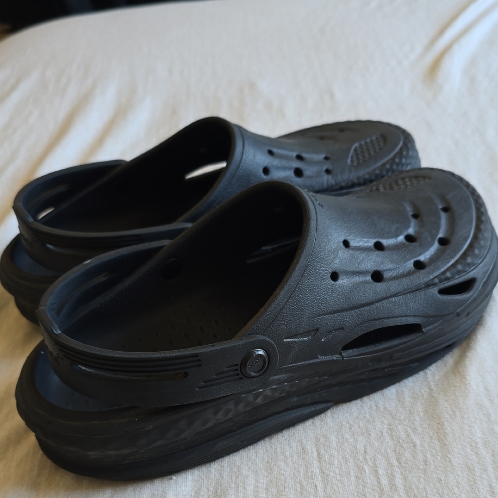 M 9/ W 11 Crocs Black Slip-On Clogs